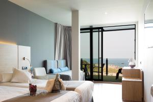 伊斯拉阿斯图酒店的一间带两张床的卧室,享有海景