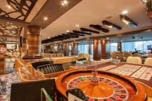 金沙International Hotel Casino & Tower Suites的赌桌上放轮的赌场