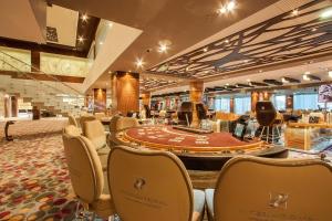 金沙International Hotel Casino & Tower Suites的餐厅设有一张大圆桌和椅子