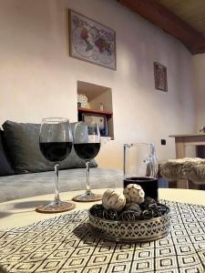 伊利尔斯卡比斯特里察ADORI的一张桌子,上面放着两杯葡萄酒和一盘饼干