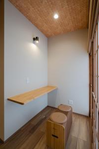 仓吉市宿坊-地蔵院的一间设有两个卫生间的浴室