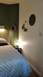 莫列马阿Appart Cosy Green, Océan, Golf, Piscine, Wifi的一间卧室配有一张带蓝色棉被的床