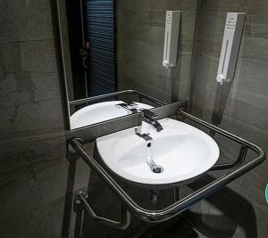 台北台北发现青年旅舍的浴室设有白色水槽和镜子