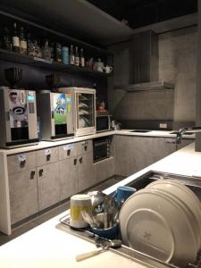 台北台北发现青年旅舍的厨房配有水槽和台面