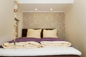 萨尔堡Ferienhaus Saar-Traum的一间卧室配有一张带床头板的床