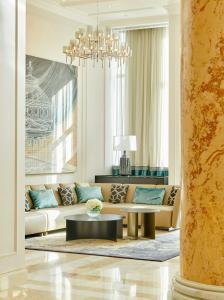 布加勒斯特InterContinental Athenee Palace Bucharest, an IHG Hotel的客厅配有沙发和桌子