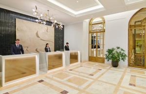 布加勒斯特InterContinental Athenee Palace Bucharest, an IHG Hotel的大厅,有三人站在房间里