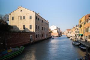 威尼斯Rimon Place-Kosher的城市的运河,有建筑物和船只