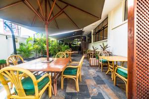 内罗毕Samra Hotel的一间带桌椅的用餐室
