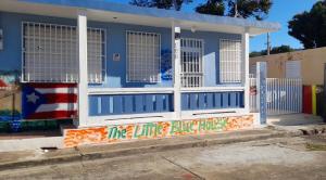 瓜亚马The Little Blue House的一面涂有涂鸦的蓝色建筑