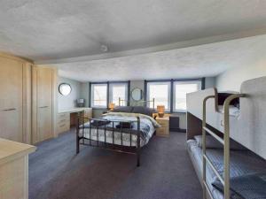 大雅茅斯Spacious apartment with Sea Views on Great Yarmouth Seafront的一间卧室配有两张双层床和一张书桌
