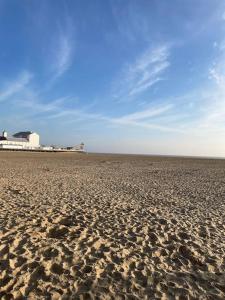 大雅茅斯Spacious apartment with Sea Views on Great Yarmouth Seafront的一片沙滩,后面有一座建筑