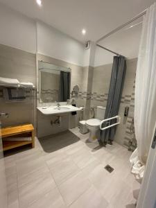 帕拉斯波罗斯帕罗斯湾酒店的一间带水槽、卫生间和镜子的浴室