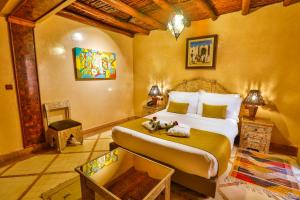 索维拉米莫纳摩洛哥传统庭院住宅的一间卧室,卧室内配有一张大床