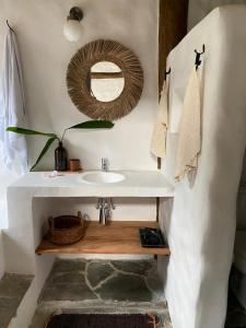 迈里波朗Villaggio Serra da Cantareira的一间带水槽和镜子的浴室