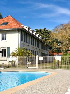 卡布勒通Les Pastourelles的一座带围栏和游泳池的房子