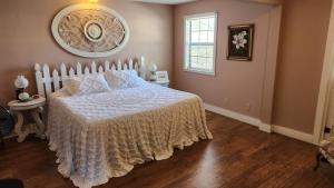 芒廷维尤Ozark Country Inn的一间卧室配有一张带白色床罩的床