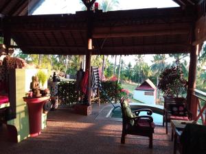 PawenangVilla Pintu Bintang的一个带椅子的庭院和一个游泳池
