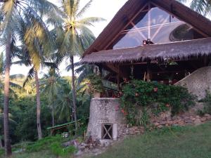 PawenangVilla Pintu Bintang的一座棕榈树建筑
