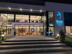 蒂萨新城Tisia Hotel & Spa的一座建筑,上面标有读它的图斯卡酒店