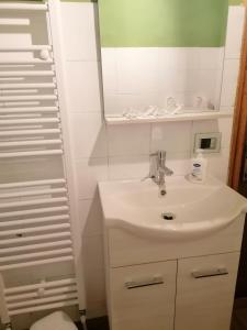 SillanoCasaGiulia的白色的浴室设有水槽和镜子