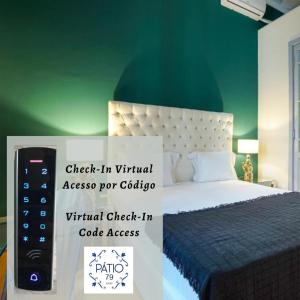 阿威罗Patio79 Aveiro的一间卧室,配有一张床和一个标志,上面写着虚拟的入住密码