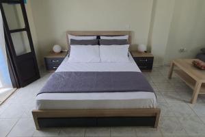 梅萨雷亚Cosy Messaria的一间卧室配有一张大床和两张桌子