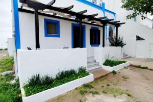 梅萨雷亚Cosy Messaria的白色和蓝色的房子,带围栏