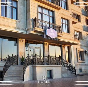 巴库NOBEL Hotel的一座有楼梯的建筑,上面有标志