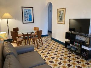 圣胡安拉埃斯坦西亚度假公寓的带沙发、桌子和电视的客厅