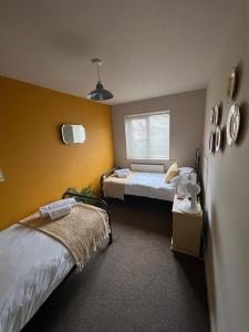 斯沃德林科特Goodwins' by Spires Accommodation a comfortable place to stay close to Burton-upon-Trent的客房设有两张床和窗户。