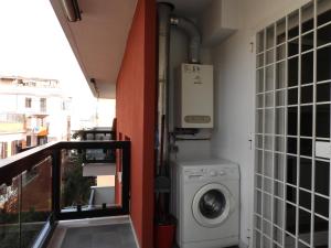 罗马The Right Place 4U Roma Monteverde Al Palazzetto Apartment with Terrace&Garage的一间带洗衣机的洗衣房和一个阳台