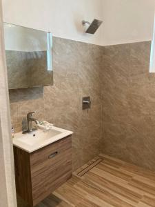 圣胡安拉埃斯坦西亚度假公寓的一间带水槽和镜子的浴室