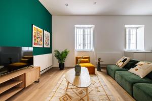 马德里CATERINA Leonor的客厅配有绿色沙发和桌子