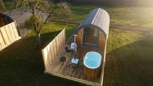 韦尔斯Windsor, Apple Tree Glamping, Nr Wells的草地上方凉亭的景色