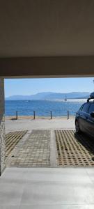 帕莱罗斯By The Sea - Paleros的海滩旁的车库里停泊的汽车