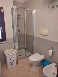 卡斯蒂亚达斯Villa Cala Sinzias的带淋浴、卫生间和盥洗盆的浴室