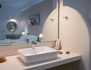 Livadi AstypalaiasGiasemi Room No 8 Folegandros的浴室在镜子前设有水槽