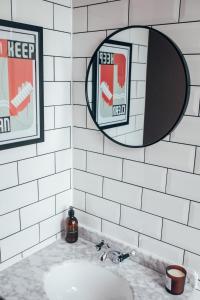 Saint BoswellsThe Main Street Burrow - Your Perfect Hideaway的一间带水槽和两面镜子的浴室