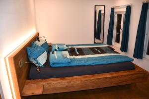 瓦森Hof-Fankhauser的床上铺有蓝色枕头的床