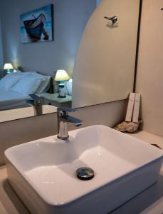 Livadi AstypalaiasGiasemi Room No 8 Folegandros的一间带水槽和镜子的浴室