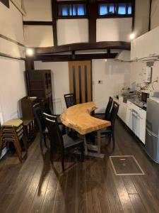 近江八幡市Guesthouse Shin的厨房里设有1间带桌椅的用餐室