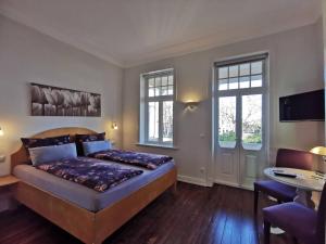库克斯港黛琪沃吉别墅酒店的一间卧室配有一张床、一张书桌和窗户。