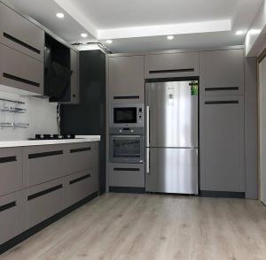 埃尔祖鲁姆Erzurum DAMAK GRUP的厨房配有不锈钢冰箱和电器