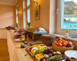 塔勒Hotelpark Bodetal mit Ferienwohnungen的自助餐,包括桌上的水果和蔬菜
