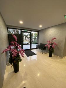 索非亚7th Sense boutique apartments的一间有花花瓶的房间