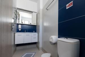 Livadi AstypalaiasGiasemi Room No 7 Irakleia的浴室配有白色卫生间和盥洗盆。