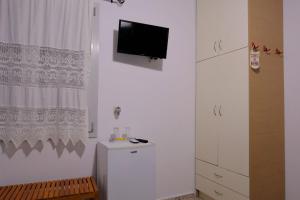 Livadi AstypalaiasGiasemi Room No 7 Irakleia的白色的房间,墙上配有电视