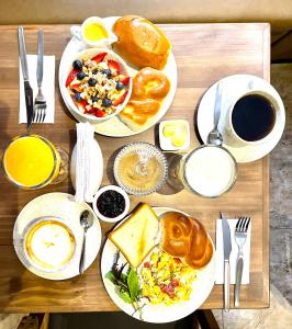 库斯科CASA MONTES PARDO的餐桌,早餐盘和咖啡盘
