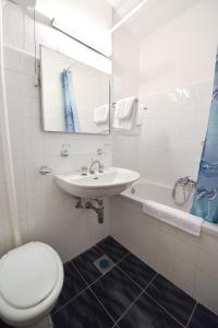 赫瓦尔Hotel Sirena Hvar的浴室配有卫生间、盥洗盆和浴缸。